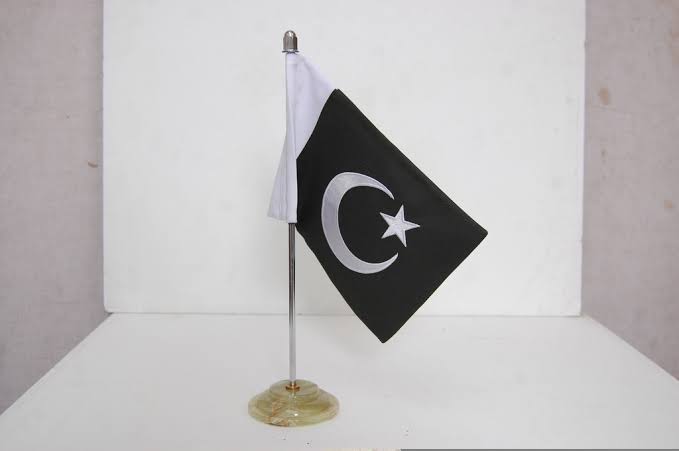 Pakistan Table Flag with Stand for Executive Office – Perfect for Offices, Schools, and Desk Organization